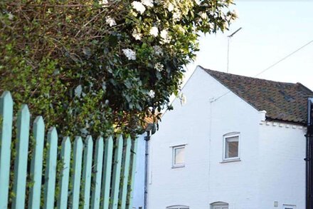 ♥ Pebble Cottage, Aldeburgh Beach - Pets are free - Free Wifi - 5* reviews