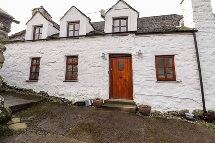 HEN ARGOED COTTAGE, pet friendly, with open fire in Llanfair