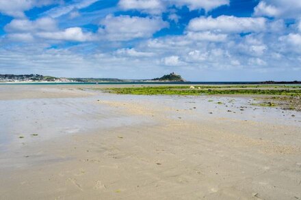 Pebbles, Marazion - Two Bedroom Apartment, Sleeps 4