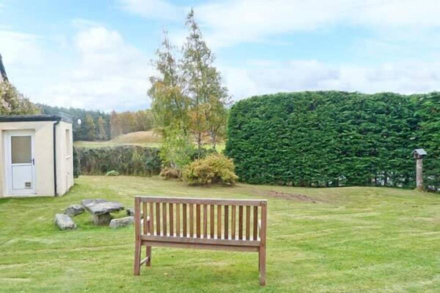 BALDOW COTTAGE, family friendly, with open fire in Kincraig