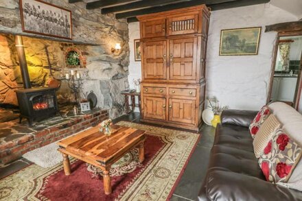 HENDY COTTAGE, pet friendly, character holiday cottage in Llanbedr