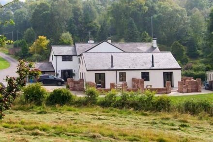 ALYN VIEW, pet friendly, with open fire in Llanarmon-Yn-Ial