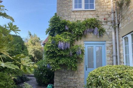 CASTLE VIEW, pet friendly, character holiday cottage in Helmsley