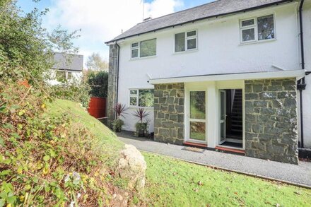 YATES COTTAGE, family friendly, country holiday cottage in Llanbedrog