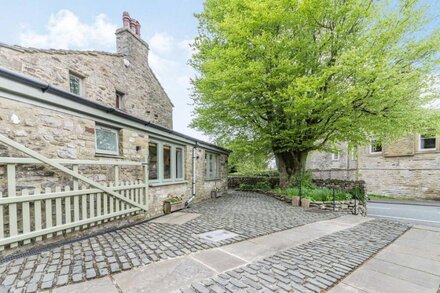 THE FRIENDLY ROOM, luxury holiday cottage in Austwick