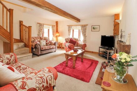 2 STUD COTTAGE, family friendly, with a garden in Buxton, Norfolk