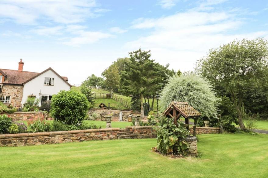 WHITE COTTAGE, pet friendly, with a garden in Cleobury Mortimer