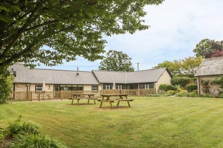 CORNER BARN, pet friendly, with open fire in Winterborne Stickland