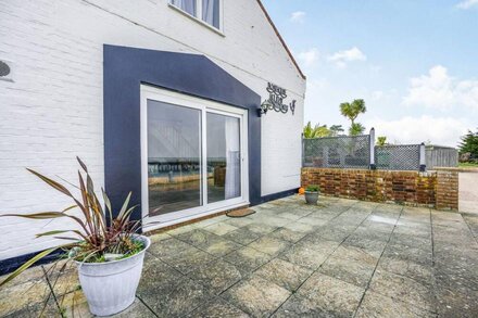 NORTH WEST SEA VIEW NO. 3, pet friendly, with a garden in Yarmouth