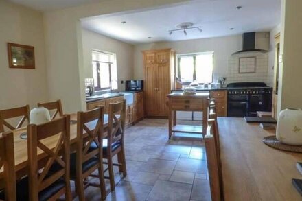 TY NEWYDD, family friendly, luxury holiday cottage in Llangadfan