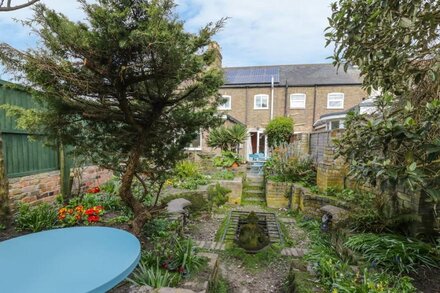 SEA PEARL, pet friendly, character holiday cottage in Pakefield