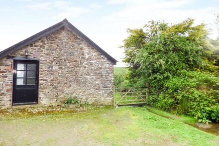 THE OLD WORKSHOP, pet friendly, with a garden in Knowstone