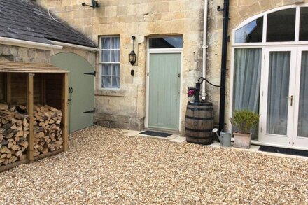 STUNNING COACH HOUSE 10 MINUTE BATH, SLEEPS 8, OPEN FIRE & TABLE TENNIS