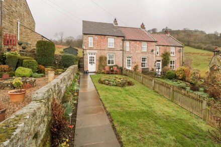 GHYLL COTTAGE, pet friendly, with open fire in Rosedale Abbey