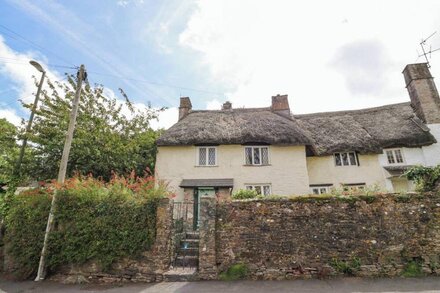 HEARTHSTONE EAST COTTAGE, pet friendly, with open fire in Brixham