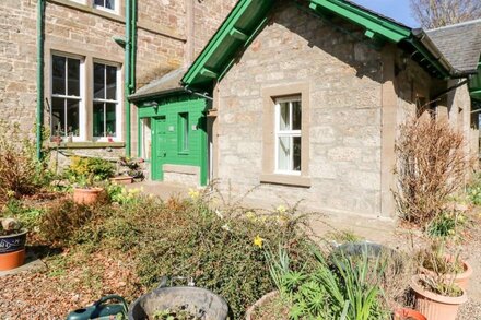 COURTYARD COTTAGE, family friendly, with a garden in Forfar