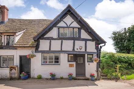 FERN HALL COTTAGE, pet friendly, with a garden in Whitney-On-Wye