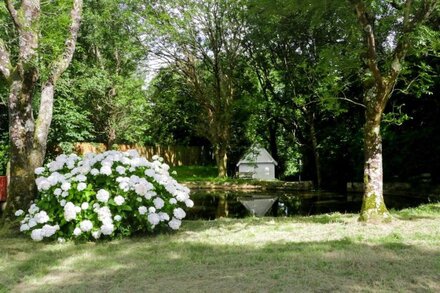 THE COTTAGE AT WYLAN HALL, pet friendly in Beaumaris