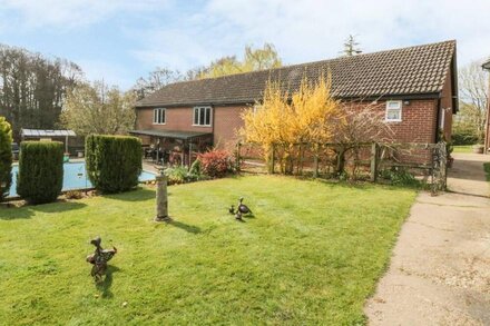 THE BUNGALOW, with pool in Bentley