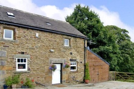 THE LOFT, pet friendly, character holiday cottage in Millthorpe