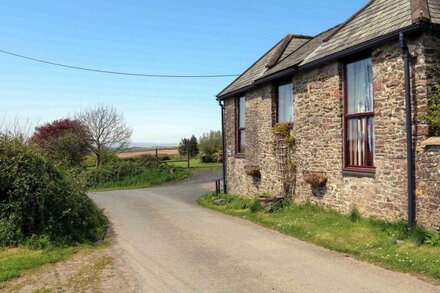 PRIMROSE COTTAGE, family friendly, with a garden in Great Torrington