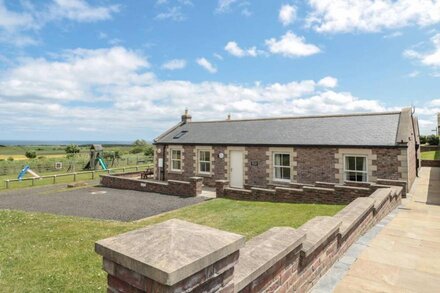 HOME STEAD COTTAGE, pet friendly, with pool in Embleton