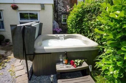 BWTHYN MEGAN, pet friendly, character holiday cottage in Llangaffo