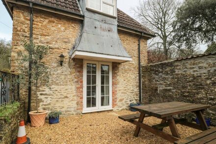 ALDRICH COTTAGE, family friendly, with a garden in Radstock