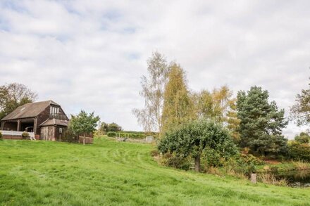 THE STILEHOUSE APARTMENT, with a garden in Menith Wood