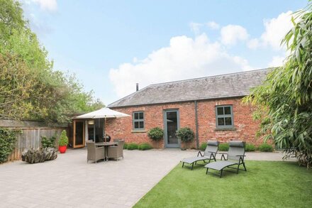 GREY ROOFS, pet friendly, luxury holiday cottage in Ashbourne