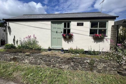 PALMERS LODGE, with a garden in Egloskerry