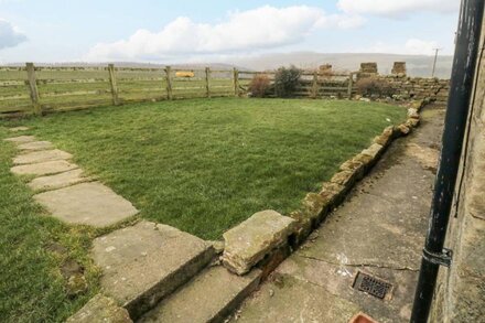 TIDKINHOW FARM, pet friendly, with open fire in Guisborough