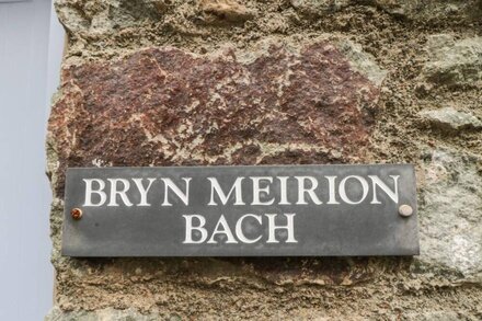 BRYN MEIRION BACH, pet friendly, with a garden in Dolgellau