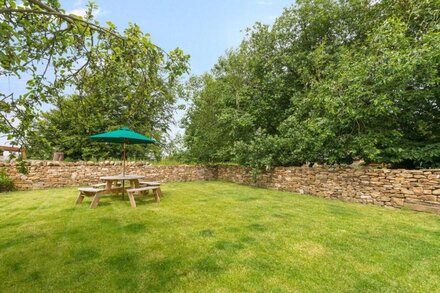 THE DALE COTTAGE, pet friendly, luxury holiday cottage in Allendale