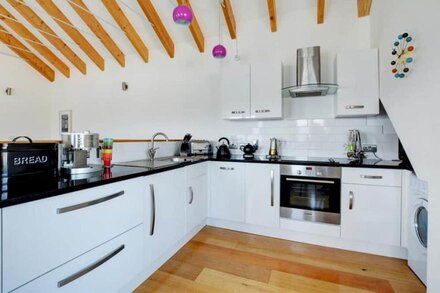 The Studio - Two Bedroom House, Sleeps 4