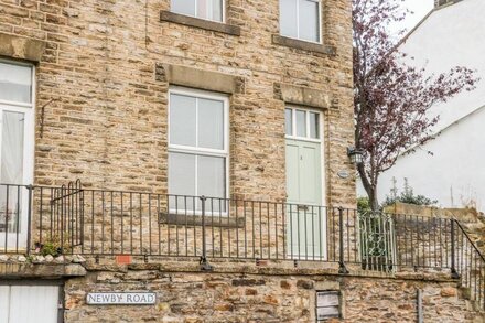 CANALSIDE COTTAGE, character holiday cottage in Farnhill