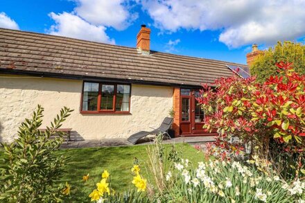 CASTLE VIEW COTTAGE, family friendly, with open fire in Denbigh