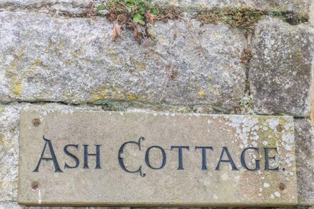 ASH COTTAGE, romantic, luxury holiday cottage in Baslow