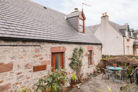 STONYWOOD COTTAGE, pet friendly in Drumnadrochit, Loch Ness