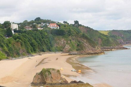 1 BEACHTOP COURT, pet friendly, country holiday cottage in Tenby