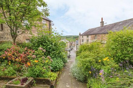 HOLLY COTTAGE, pet friendly, character holiday cottage in Winster