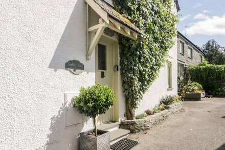 GABLE END, romantic, character holiday cottage in Coniston