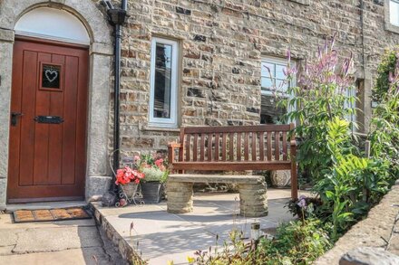 HILLWAYS, pet friendly, character holiday cottage in Gunnerside