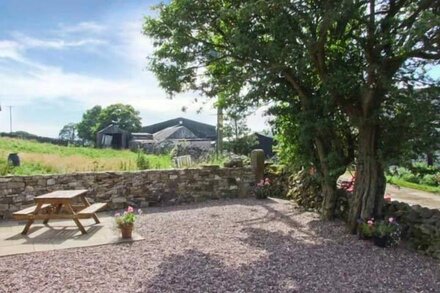 SWALLOWS BARN, character holiday cottage in Cressbrook