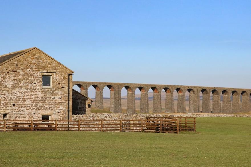 THREE PEAKS BARN, family friendly, with hot tub in Chapel-Le-Dale