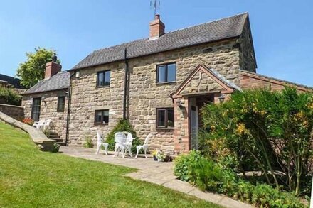 CHEVINSIDE COTTAGE, pet friendly, with open fire in Belper