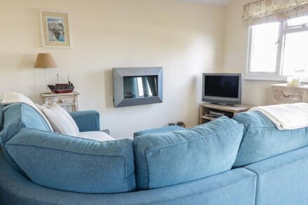 CHALET 216, family friendly, with a garden in St Merryn