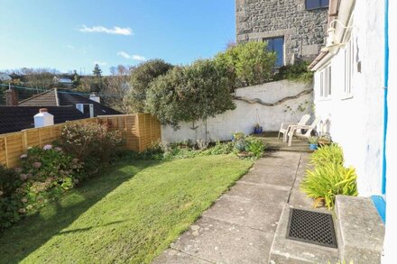 COCKLE ISLAND COTT, romantic, character holiday cottage in Porthallow