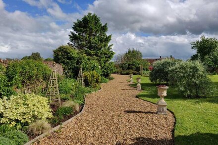 THE COACH HOUSE, character holiday cottage in Bridgwater