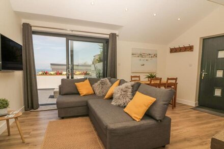 HARBOUR VIEW RETREAT, pet friendly, with a garden in Brixham